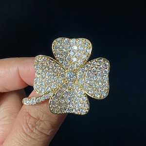Crystal Four Leaf Clover Brooch – Lucky Shamrock Pin, Gold Rhinestone Lapel Pin, St. Patrick’s Day Gift, Elegant Good Luck Jewelry
