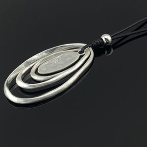 Halsband med ovalt hänge i silver, svart snöre, bohemiskt vardagshalsband, present till henne