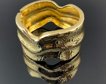 Gehamerd gouden statement-manchet: breed gebeeldhouwde armband