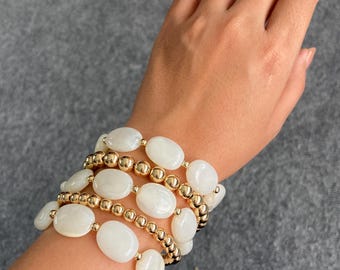 Conjunto de pulseras elásticas de cuentas blancas y doradas: estilo bohemio chic