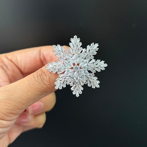 Spilla Floreale Con Cristalli Star Burst - Tonalità Argento Trasparente - Larghezza 6,25 Cm - Regalo Donna