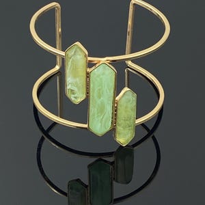 Grönt kristallarmband | Justerbart guldfärgat ädelstensarmband | Boho statement-smycken för kvinnor