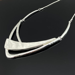 Halsband med uttalandemotiv, geometrisk silverfärgad halsband, modern present till henne