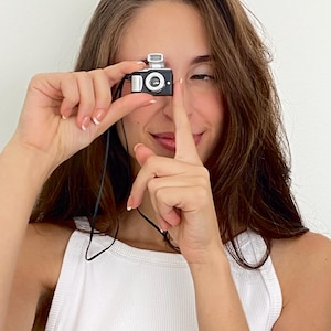 Halsband med vintagekamera, retrokamerahänge, estetiskt fotografsmycke, minimalistiskt svart kameraberlockhalsband