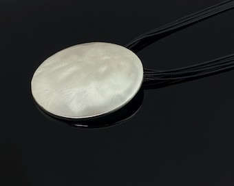 Collar minimalista con colgante de disco plateado / Collar moderno y llamativo para mujer / Colgante redondo plateado mate / Joyería de arte contemporáneo