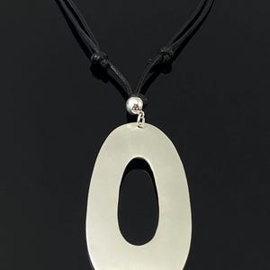 Minimalist Silver Oval Pendant Necklace: Modern Fashion Jewelry