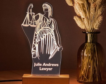 Lampada 3D LED Personalizzata Per Avvocato Con Incisione - Regalo Unico Per Laurea In Giurisprudenza Con Base In Legno E Cambio Colore - 2