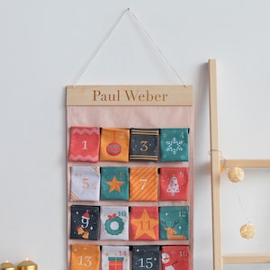 Aangepaste houten adventskalender met 24 stoffen vakken. Herbruikbaar kerstdecor voor familie