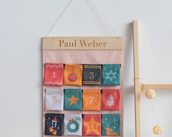 Calendario de Adviento de madera personalizado con 24 bolsillos de tela. Decoración navideña reutilizable para la familia.