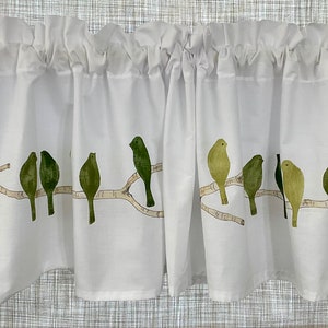 Cenefa de ventana con pájaros verdes