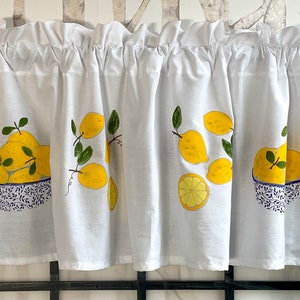 Me encantan los limones en la cenefa de la ventana de la cocina