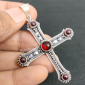 Granatkorshängehalsband: Heligt kors i sterlingsilver