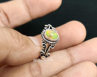 Anillo de plata de ley 925 con ópalo, joyería artesanal con piedras preciosas.