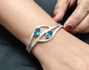 Pulsera tipo brazalete de plata de ley hecha a mano con topacio azul - Brazalete ajustable de 2 piedras