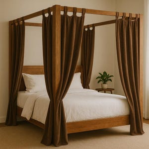 Puede incluir: Una cama con dosel de madera con cortinas marrones. El marco de la cama es de madera clara y la ropa de cama es blanca. Una pequeña planta se encuentra en una mesita de noche junto a la cama.