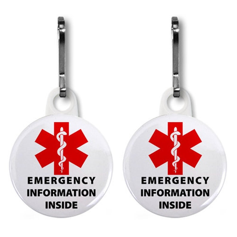 Puede incluir: Dos tiradores de cremallera blancos con un s&iacute;mbolo de estrella de la vida roja y el texto "Informaci&oacute;n de emergencia en el interior".