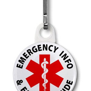 Puede incluir: Tirador de cremallera redondo blanco con un s&iacute;mbolo m&eacute;dico rojo y el texto "Emergency Info & EpiPen Inside".