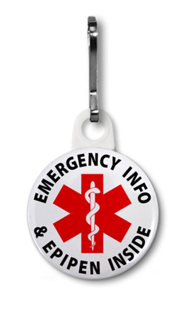Puede incluir: Tirador de cremallera redondo blanco con un s&iacute;mbolo m&eacute;dico rojo y el texto "Emergency Info & EpiPen Inside".