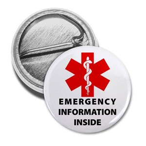 Puede incluir: Un bot&oacute;n blanco con una estrella de la vida roja y una serpiente enroscada alrededor de un bast&oacute;n. El texto "EMERGENCY INFORMATION INSIDE" est&aacute; impreso en negro debajo del s&iacute;mbolo.