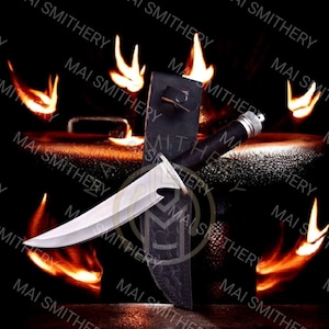 Può includere: Un coltello personalizzato con una lama argentata e un manico nero, parzialmente inguainato in un supporto di cuoio nero. Il coltello è posto su uno sfondo scuro con accenti arancioni.