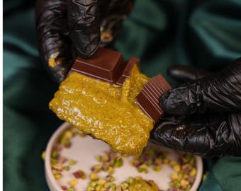 Dubai Pistachio Knafeh Chocolate Bar: Crispy Kataifi, 70% Pistachio Paste