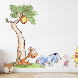 Può includere: Illustrazione ad acquerello di Winnie the Pooh e amici. Tigro, Eeyore e Pimpi camminano, mentre Pooh tiene un palloncino rosso. Un albero con un alveare pende da un ramo.