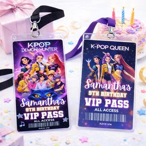 Può includere: Due pass VIP personalizzati con cordini. Uno recita "K-POP DEMON HUNTER" e l'altro "K-POP QUEEN". Entrambi i pass dicono "Samantha's 9th Birthday VIP PASS ALL ACCESS". I pass presentano illustrazioni colorate in stile anime.
