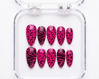 Unhas postiças rosa choque com estampa de leopardo, unhas artesanais com estampa de zebra, unhas postiças neon estilo anos 2000, unhas amendoadas para colar.