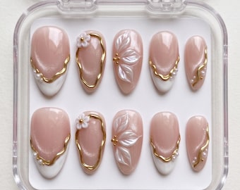 Unghie con fiori bianchi 3D, unghie effetto occhi di gatto, unghie effetto cromo dorato 3D, unghie da sposa, unghie eleganti, unghie finte a mandorla, regali di compleanno per lei