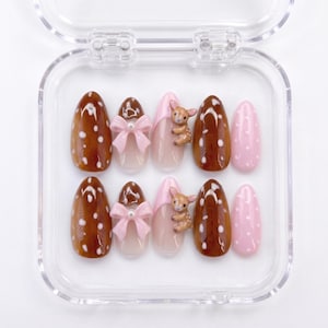 Unghie finte con cervo civettuolo, unghie con fiocco kawaii, unghie a tema bosco, unghie ispirate al cervo rosa, unghie 3D fatte a mano, regalo per lei