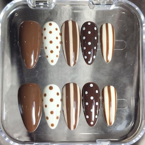 Chokladrandiga pressnaglar, Krämfärgade prickiga handgjorda naglar, Bruna mixmatchade lösnaglar, Mandelfärgade limnaglar