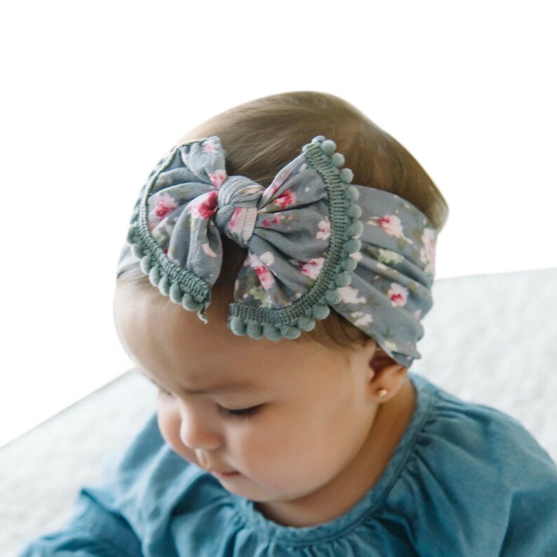 Детский бант на голову. Ободки для девочек. Сделать повязку для девочки. Повязка на голову детская праздничная. Повязка на голову из ткани для девочки.