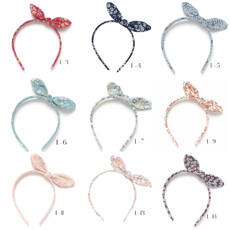 Peut inclure: Ensemble de dix bandeaux &agrave; n&oelig;uds en forme de n&oelig;ud papillon &agrave; motifs floraux. Les bandeaux sont de diff&eacute;rentes couleurs, notamment rose, bleu, rouge et orange.