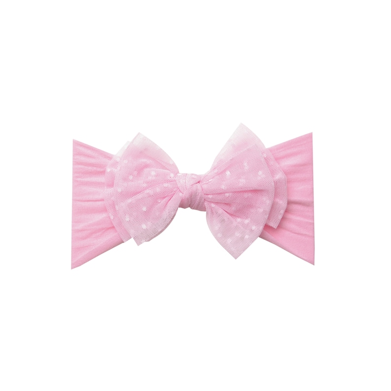Pu&ograve; includere: Un cerchietto rosa con un grande fiocco a strati in tulle rosa con pois bianchi.