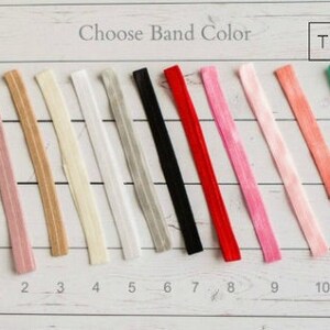 Pu&ograve; includere: Dodici colori diversi di elastici per capelli, numerati da 1 a 12. I colori sono: malva, rosa, beige, crema, bianco, grigio, nero, rosso, rosa chiaro, pesca, verde chiaro e verde menta.