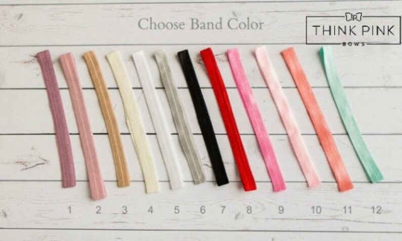 Pu&ograve; includere: Dodici colori diversi di elastici per capelli, numerati da 1 a 12. I colori sono: malva, rosa, beige, crema, bianco, grigio, nero, rosso, rosa chiaro, pesca, verde chiaro e verde menta.