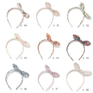 Peut inclure: Neuf bandeaux &agrave; fleurs avec n&oelig;uds en tissu. Les bandeaux sont blancs avec des motifs floraux de diff&eacute;rentes couleurs. Les n&oelig;uds sont nou&eacute;s en haut du bandeau.
