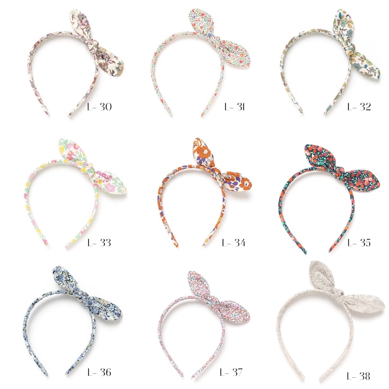 Peut inclure: Neuf bandeaux &agrave; fleurs avec n&oelig;uds en tissu. Les bandeaux sont blancs avec des motifs floraux de diff&eacute;rentes couleurs. Les n&oelig;uds sont nou&eacute;s en haut du bandeau.