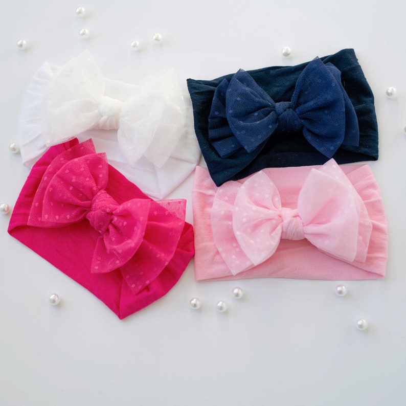 Pu&ograve; includere: Quattro diversi fiocchi per capelli con una variet&agrave; di colori e motivi. I fiocchi sono realizzati in un materiale morbido ed elastico e sono perfetti per aggiungere un tocco di stile a qualsiasi outfit.