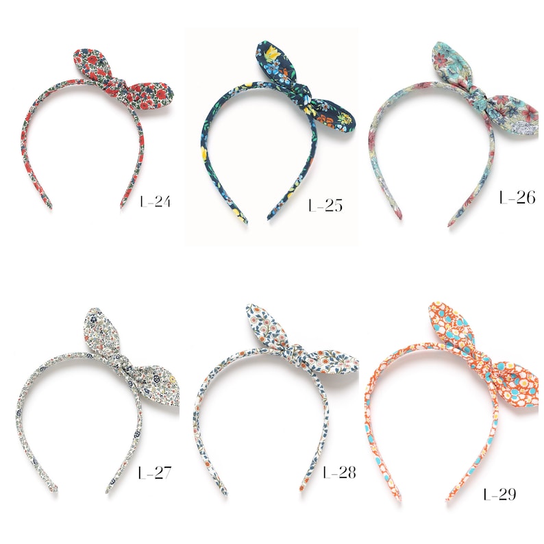 Peut inclure: Six bandeaux &agrave; fleurs avec un n&oelig;ud sur le dessus. Les bandeaux sont de diff&eacute;rentes couleurs et motifs, notamment rouge, bleu, vert et orange.