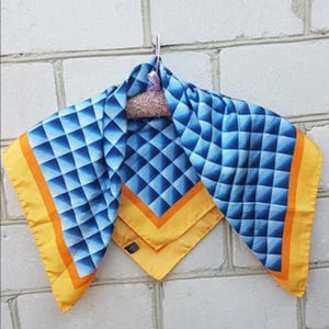 Dainty Blue Graphic Tumbling Blocks Head Scarf