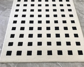 Tapete de lã neozelandesa tufado à mão: branco com quadrados pretos