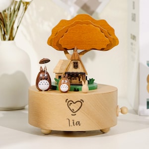 Caja de música giratoria de madera con grabado personalizado de Totoro para cumpleaños, decoración del hogar de Totoro, caja de música de anime, regalo para recién nacidos, baby shower, decoración del hogar de Totoro