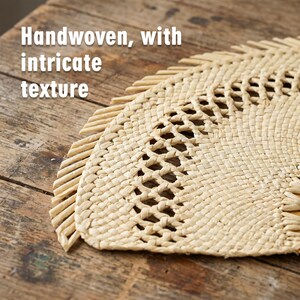 Puede incluir: Primer plano de un salvamanteles beige tejido con una textura intrincada. El salvamanteles est&aacute; hecho de fibras naturales y tiene un dise&ntilde;o &uacute;nico de tejido abierto. El texto "Handwoven, with intricate texture" es visible.