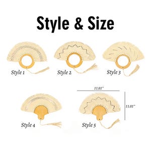 Puede incluir: Cinco abanicos de mano tejidos de forma natural con mangos de madera y borlas. Los abanicos se muestran en diferentes estilos, con el texto "Style & Size" en la parte superior. Cada abanico mide aproximadamente 30 cm de largo y ancho.