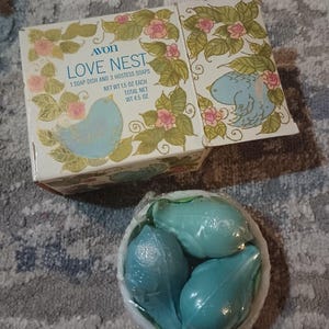 Jabonera Love Nest de Avon - Tres jabones con fragancia para ocasiones especiales - Vintage NOS NIB imagen 3