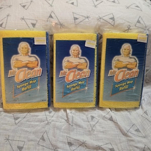 Puede incluir: Tres recambios de mopa de esponja Mr. Clean. Cada recambio es amarillo con una etiqueta azul y blanca con el personaje de Mr. Clean. El embalaje es de plástico transparente.