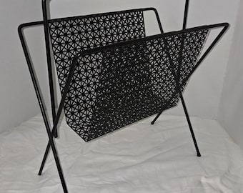 Revistero vintage de hierro negro atómico moderno de mediados de siglo perforado