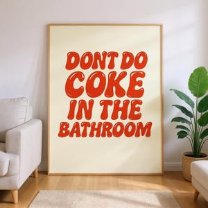 Poster stampabile "Non usare la Coca-Cola in bagno" - Divertente arte digitale da parete, decorazione estetica Y2K, poster retrò per il bagno