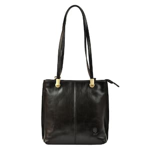 Peut inclure: Sac fourre-tout en cuir noir avec de longues bretelles. Le sac a une forme rectangulaire avec une fermeture éclair et des accents dorés en haut. Un petit motif en relief est visible dans le coin inférieur droit.